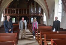 Dr. Johannes Keymling (von links), Rolf Barth, Silke Noormann und Christian Conradi freuen sich über den Erfolg der Orgelsanierung. Foto: Andrea Hesse